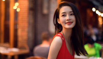 Actress Li Qin's latest street snap in gorgeous red dress