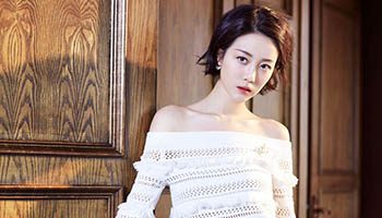 Actress Li Xirui releases fashion photos