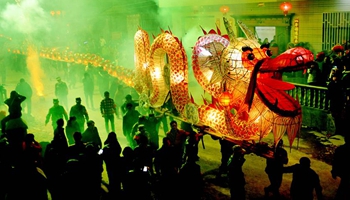 Dragon lantern dance performed to greet upcoming Lantern Festival