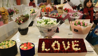 Flowers set featuring Valentine's Day attracts many citizens in Shanghai