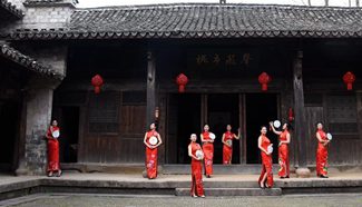 Women present Qipao in E China's Zhejiang