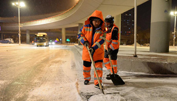 Workers clear snow overnight in NE China's Harbin
