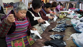 In pics: technique of China's traditional shoes making