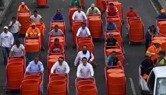 Sanitation workers in Mexico City receive 678 new trash carts