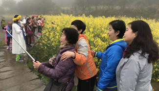 People enjoy spring across China