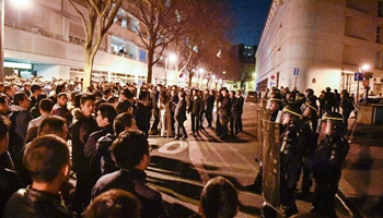Chinese community holds protest in front of police station in Paris against death of one Chinese national