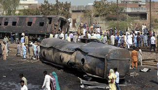 2 killed, 10 injured as train hits into oil tanker in E. Pakistan