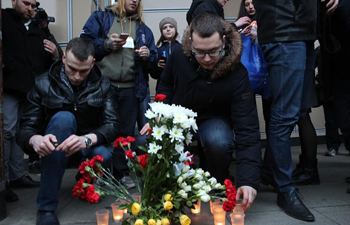 St Petersburg residents lay flowers to metro blast victims