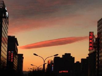 北京傍晚迎來晚霞 漫天紅色絢麗無比