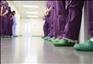 8：50，記者發現，心外ICU裏的每一名護士，服裝都是統一的“紫衣、綠鞋、小花帽”。護士長和新華健康記者介紹説，ICU裏衛生標準是最接近手術室級別的病房，全體醫護人員的衣物做到“專服專用”，統一消毒。病房內也同手術室一樣，採用層流空氣潔凈技術，為患者搭建一個清新、潔凈、舒適、細菌數低的空間環境。
