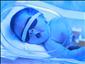 在這裏，還有一些戴著黑色眼罩躺在藍光箱裏的寶寶，他們一個個表情安靜，似乎在享受舒適的陽光浴，但護士姐姐們可不輕松。藍光治療中的寶寶需要2小時翻身一次，護士要觀察寶寶的膚色、皮疹、腹脹等情況。偶爾會有淘氣的寶寶，小手亂抓摘下眼罩、剛擺好的姿勢一會就亂動起來。

