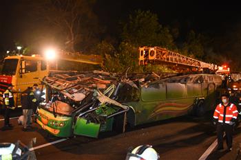 臺灣遊覽車翻車事故已致32死 車上無大陸遊客