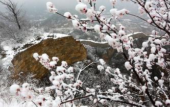 北京：春雪映長城
