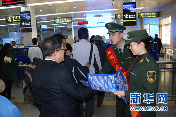广西东兴边检站向出入境旅客宣传文明旅游