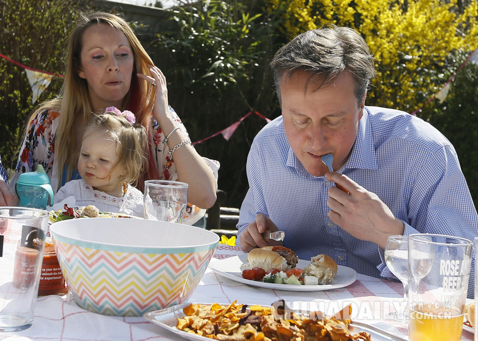 英首相卡梅倫刀叉吃熱狗秀親民 被批作風奢侈
