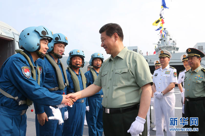 2013年4月9日，習近平在井岡山艦上與艦載直升機飛行員親切握手。李剛攝