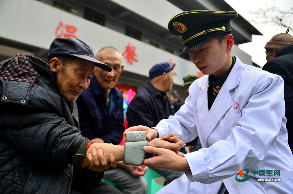 武警官兵32年情系驻地孤寡老人