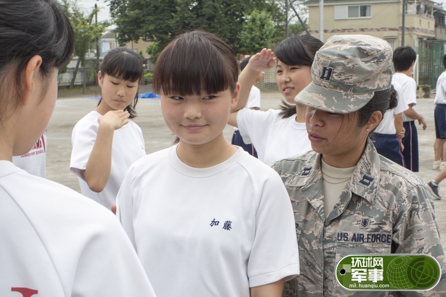 美国大兵给日本女中学生军训 新华时政 新华网