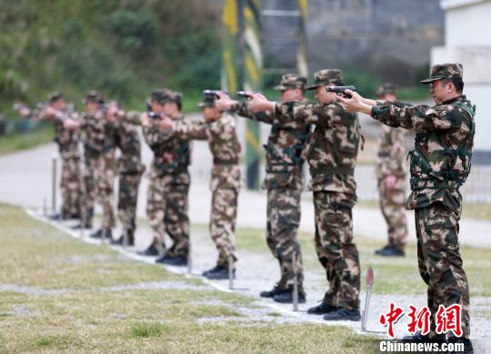 1月中旬，武警福建總隊直屬支隊在福州戰坂訓練基地舉行冬季大練兵比武競賽。　鐘景兵 攝