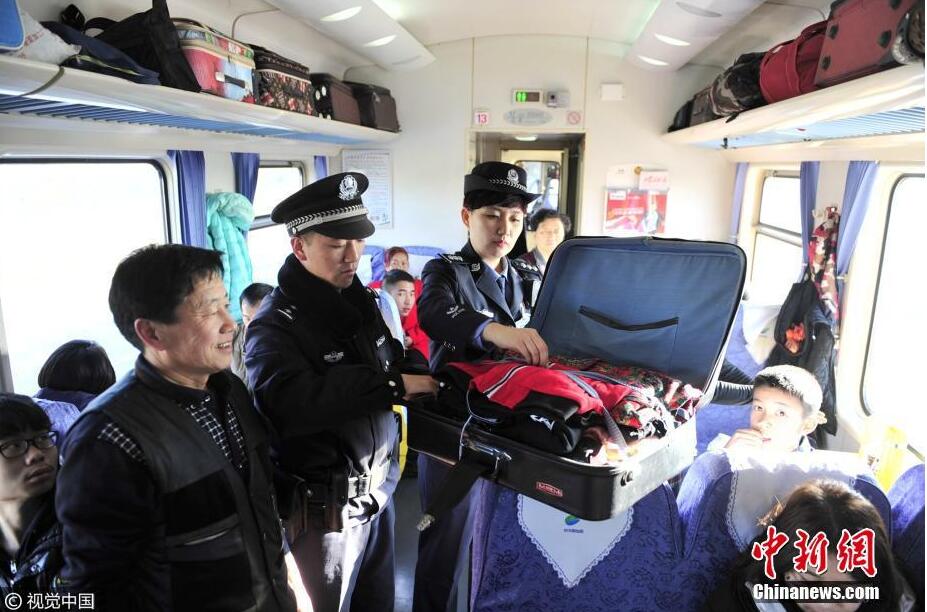 ↑從警近10年間，高維婷參與破獲的案件近百起，抓獲犯罪嫌疑人100余人，多次獲得呼和浩特鐵路公安局的嘉獎和表彰。 圖片來源：視覺中國