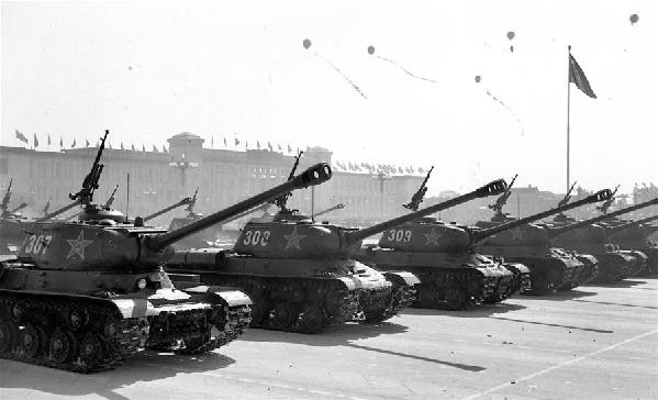 （建軍90周年·90個第一·圖文互動）第一代國産主戰坦克：“中國軍隊一夜之間有了和西方相同的主戰坦克” 