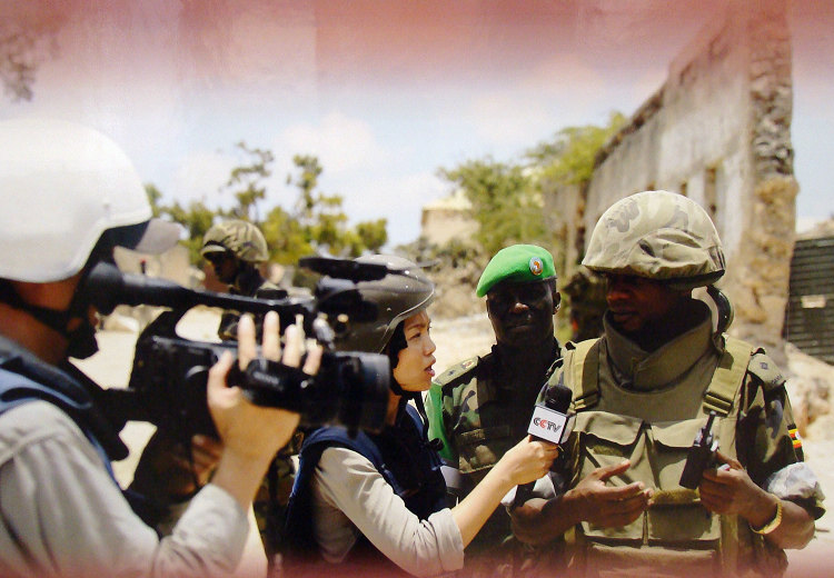 新聞媒體遇重大突發事件，第一時間趕赴現場。圖為中央電視臺記者奔赴索馬利饑荒災區一線採訪。
