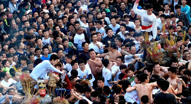 廣東汕頭舉行“拖神偶”民俗活動場面壯觀