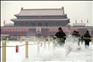 12月12日，工作人員在北京天安門廣場清理積雪。當日早晨，北京出現較大范圍降雪天氣。新華社發（楊樂 攝）