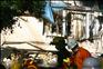 12月16日，救援人員在倒塌樓房現場搜救被困人員。新華社記者 崔新鈺 攝