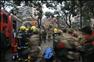 12月16日，救援人員在事故現場搜救被埋人員。新華社發