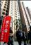 2011年12月30日，一些看房者實地查看上海市公積金管理中心利用公積金增值收益投資收購的公租房。新華社記者 陳飛 攝
