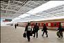12月18日，乘客在撫遠站準備搭上首列“東極旅客列車”。新華社記者 王松攝