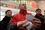 12月20日，一位顧客在鄭州東站買到了鄭州至北京的高鐵票。新華社記者 朱祥攝