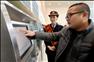 12月20日，一位顧客在鄭州東站自動售票機上買票。新華社記者 朱祥攝