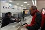 12月20日，一位顧客在鄭州東站售票窗口購買鄭州至北京的高鐵票。新華社記者 朱祥攝
