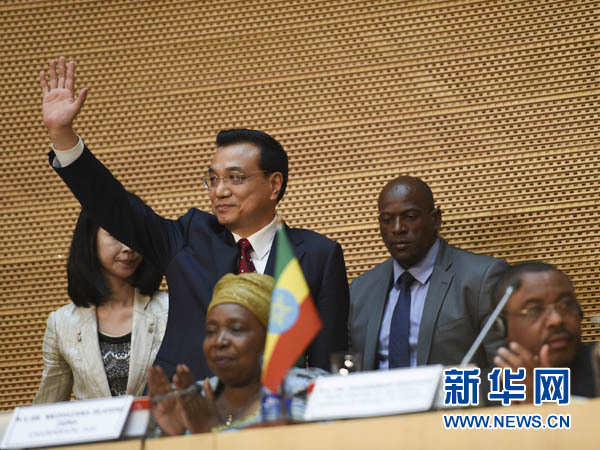 5月5日，中國國務院總理李克強在位于亞的斯亞貝巴的非洲聯盟總部發表題為《開創中非合作更加美好的未來》的演講。這是李克強步入會場時向聽眾揮手致意。新華社記者 李學仁 攝 