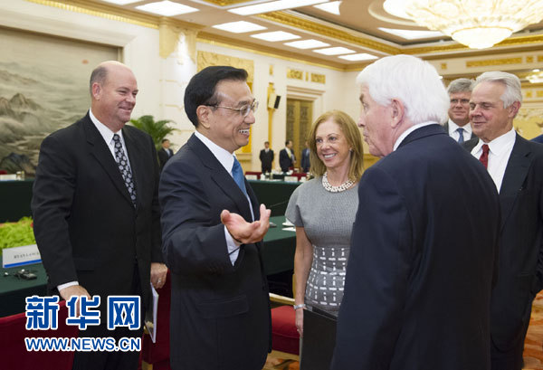 7月22日，國務院總理李克強在北京人民大會堂會見出席第六輪中美工商領袖和前高官對話的美方代表並座談。 新華社記者黃敬文攝