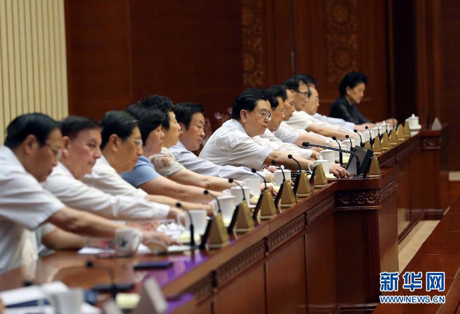 8月31日，十二屆全國人大常委會第十次會議在北京人民大會堂閉幕。這是出席人員在表決。 新華社記者劉衛兵攝 