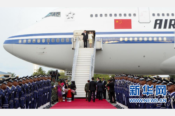 9月14日，國家主席習近平抵達馬累，開始對馬爾地夫進行國事訪問。習近平和夫人彭麗媛在機場受到馬爾地夫總統亞明夫婦的熱情迎接。新華社記者 張鐸 攝
