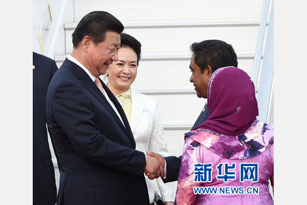  9月14日，國家主席習近平抵達馬累，開始對馬爾地夫進行國事訪問。習近平和夫人彭麗媛在機場受到馬爾地夫總統亞明夫婦的熱情迎接。新華社記者 馬佔成 攝 