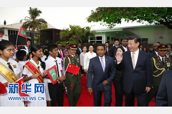  9月14日，國家主席習近平抵達馬累，開始對馬爾地夫進行國事訪問。習近平和夫人彭麗媛在機場受到馬爾地夫總統亞明夫婦的熱情迎接。新華社記者 鞠鵬 攝 