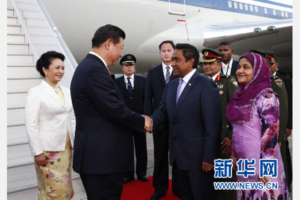 9月14日，國家主席習近平抵達馬累，開始對馬爾地夫進行國事訪問。習近平和夫人彭麗媛在機場受到馬爾地夫總統亞明夫婦的熱情迎接。新華社記者 鞠鵬 攝 