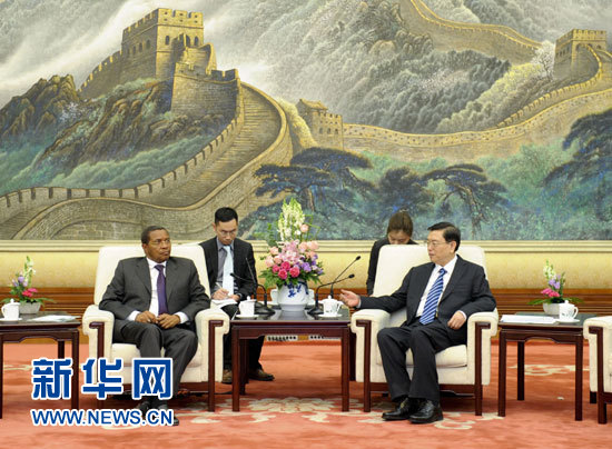 10月24日，全國人大常委會委員長張德江在北京人民大會堂會見坦桑尼亞總統基奎特。 新華社記者 張鐸 攝