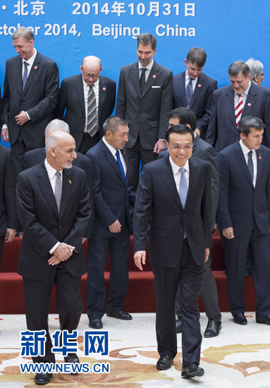 10月31日，中國國務院總理李克強在北京釣魚臺芳華苑與阿富汗總統加尼共同出席阿富汗問題伊斯坦布爾進程第四次外長會開幕式並致辭。這是合影結束後，李克強與加尼共同走向會場。新華社記者王曄攝