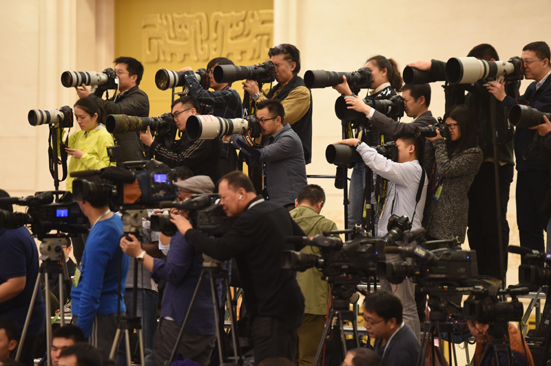 3月15日，國務院總理李克強在北京人民大會堂與中外記者見面，並回答記者提問。這是記者在採訪拍攝。 新華社記者陳曄華攝