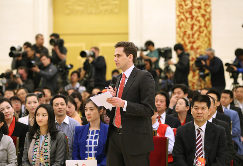 3月15日，國務院總理李克強在北京人民大會堂與中外記者見面，並回答記者提問。這是一位記者在提問。 新華社記者 劉衛兵攝