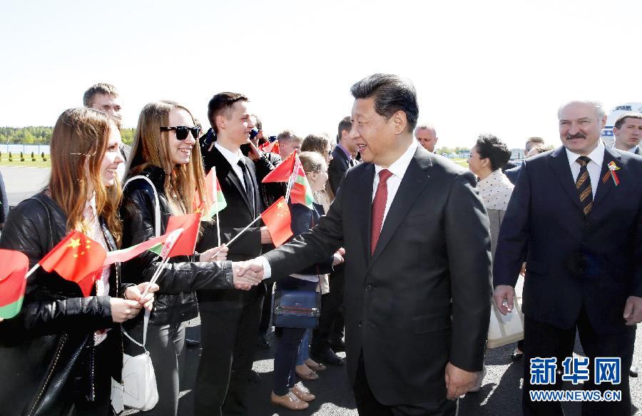5月10日，國家主席習近平抵達白俄羅斯首都明斯克，開始對白俄羅斯進行國事訪問。這是習近平和夫人彭麗媛在機場同前來歡迎的白俄羅斯青年親切握手。新華社記者 鞠鵬 攝