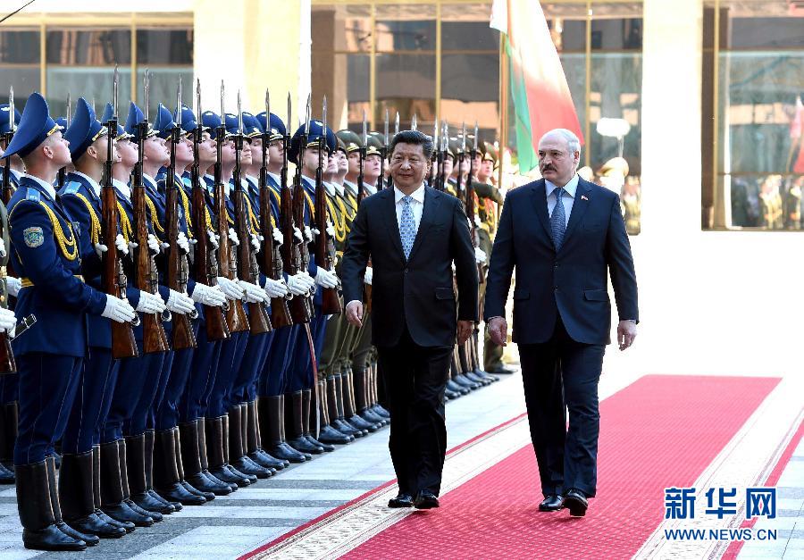 5月10日，國家主席習近平在明斯克出席白俄羅斯總統盧卡申科舉行的歡迎儀式。 新華社記者 饒愛民 攝