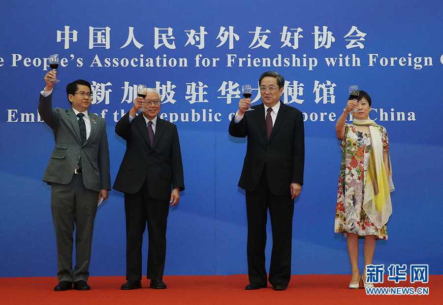 7月3日，中國與新加坡建交25周年招待會在北京人民大會堂舉行。全國政協主席俞正聲和新加坡總統陳慶炎共同出席招待會。 新華社記者劉衛兵攝