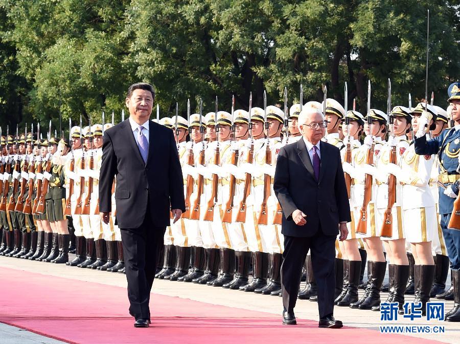 7月3日，國家主席習近平在北京人民大會堂東門外廣場為新加坡總統陳慶炎舉行歡迎儀式。 新華社記者 張鐸 攝